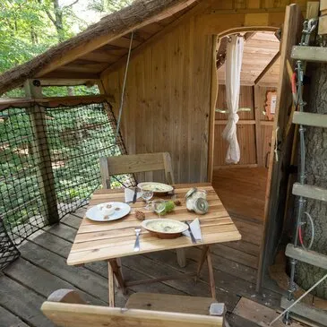 Cabane dans les arbres dans les Monts d'Ardèche en région Rhône-Alpes Cabane dans les arbres dans les Monts d'Ardèche en région Rhône-Alpes