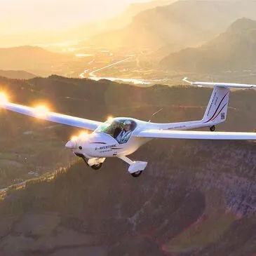 Baptême en Planeur Motorisé - Survol du Massif des Ecrins Baptême en Planeur Motorisé - Survol du Massif des Ecrins