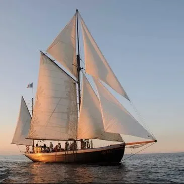 Coucher de Soleil en Yawl dans le Golfe du Morbihan Coucher de Soleil en Yawl dans le Golfe du Morbihan