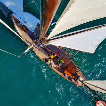 Coucher de Soleil en Yawl dans le Golfe du Morbihan en région Bretagne Coucher de Soleil en Yawl dans le Golfe du Morbihan en région Bretagne