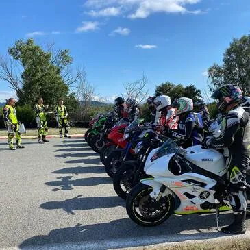 Stage de pilotage moto proche Le Luc