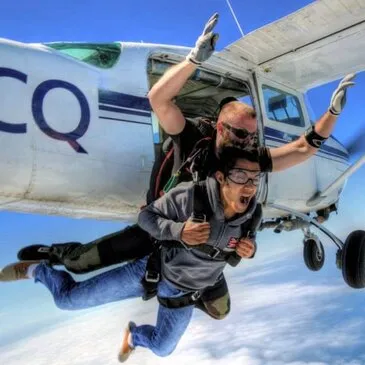 Saut en Parachute en Tandem dans les Pyrénées Saut en Parachute en Tandem dans les Pyrénées