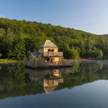 Cabane sur l'eau avec Spa près de Dijon Cabane sur l'eau avec Spa près de Dijon
