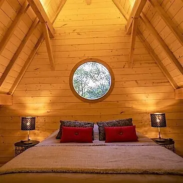 Cabane dans les arbres avec Spa près de Dijon en région Bourgogne Cabane dans les arbres avec Spa près de Dijon en région Bourgogne