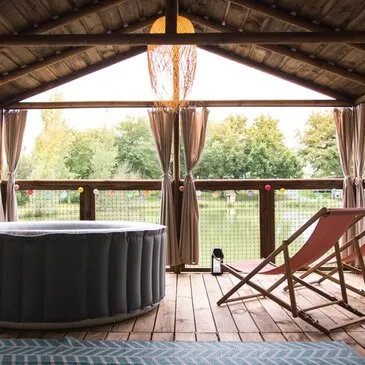 Cabane Luxe sur l'eau avec Jacuzzi privatif près d'Auch Cabane Luxe sur l'eau avec Jacuzzi privatif près d'Auch