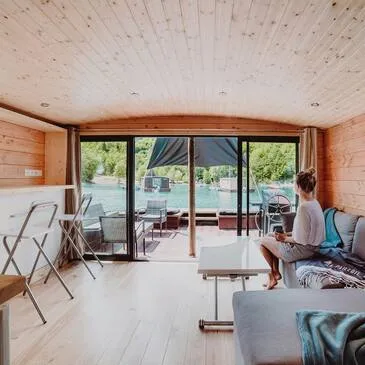 Nuit en Cabane sur l’Eau au Lac de Serre-Ponçon Nuit en Cabane sur l’Eau au Lac de Serre-Ponçon