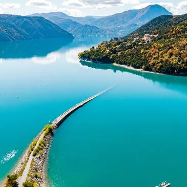 Nuit en Cabane sur l’Eau au Lac de Serre-Ponçon Nuit en Cabane sur l’Eau au Lac de Serre-Ponçon
