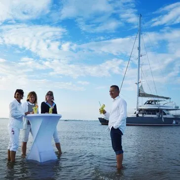 Balade en Catamaran au Coucher de Soleil au Grau-du-Roi en région Languedoc-Roussillon Balade en Catamaran au Coucher de Soleil au Grau-du-Roi en région Languedoc-Roussillon