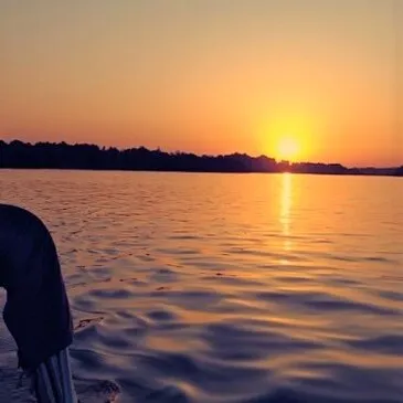 Balade en Bateau au Coucher de Soleil au Lac de Pareloup en région Midi-Pyrénées Balade en Bateau au Coucher de Soleil au Lac de Pareloup en région Midi-Pyrénées