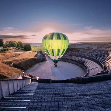 Vol en Montgolfière à l'Amphithéatre de Grand Vol en Montgolfière à l'Amphithéatre de Grand