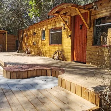 Nuit en Roulotte avec Jacuzzi privatif près d'Aix-en-Provence Nuit en Roulotte avec Jacuzzi privatif près d'Aix-en-Provence