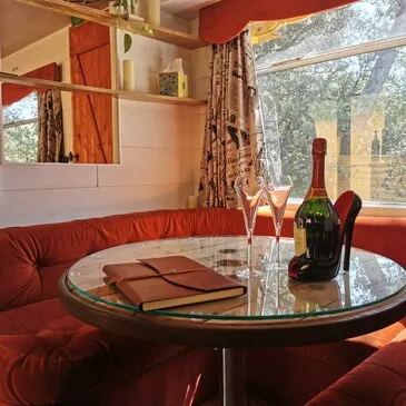 Weekend et Hébergement Insolite proche Lambesc, à 40 min d'Aix-en-Provence Weekend et Hébergement Insolite proche Lambesc, à 40 min d'Aix-en-Provence