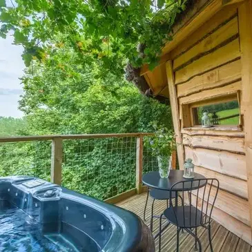Cabane dans les Arbres avec Spa près d'Auch Cabane dans les Arbres avec Spa près d'Auch