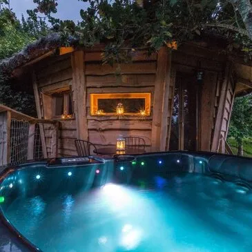 Cabane dans les Arbres avec Spa près d'Auch Cabane dans les Arbres avec Spa près d'Auch