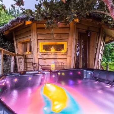 Cabane dans les Arbres avec Spa près d'Auch en région Midi-Pyrénées Cabane dans les Arbres avec Spa près d'Auch en région Midi-Pyrénées