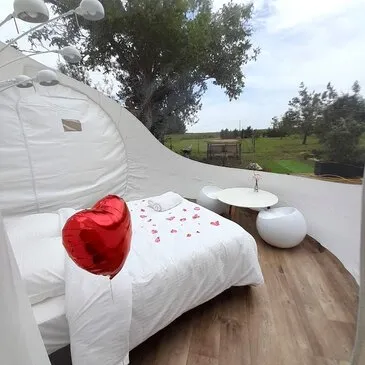 Nuit en Bulle avec Jacuzzi Privatif près de Caen en région Normandie Nuit en Bulle avec Jacuzzi Privatif près de Caen en région Normandie