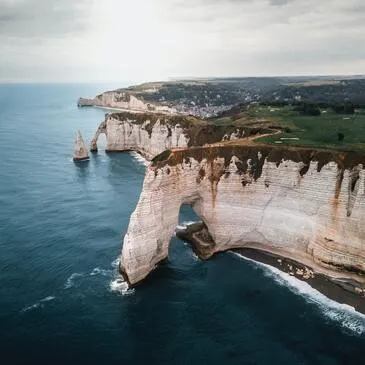 Baptême de l'air en Avion - Survol des Falaises d'Étretat en région Normandie Baptême de l'air en Avion - Survol des Falaises d'Étretat en région Normandie