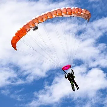 Saut en parachute proche Aérodrome d'Avranches, à 1h de Saint-Malo Saut en parachute proche Aérodrome d'Avranches, à 1h de Saint-Malo