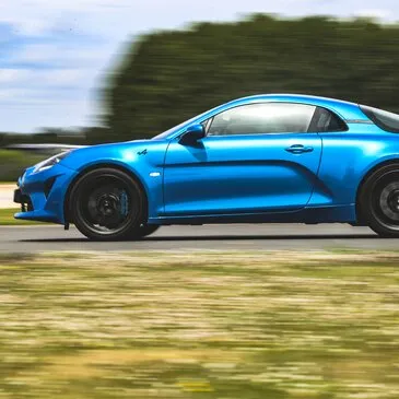 Stage de Pilotage Enfant en Alpine A110S près de Paris Stage de Pilotage Enfant en Alpine A110S près de Paris