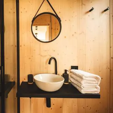 Nuit insolite en Tiny House dans un Vignoble près de Cahors en région Midi-Pyrénées Nuit insolite en Tiny House dans un Vignoble près de Cahors en région Midi-Pyrénées