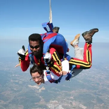 Aérodrome de Tournus-Cuisery, à 1h de Bourg-en-Bresse, Ain (01) - Saut en parachute Aérodrome de Tournus-Cuisery, à 1h de Bourg-en-Bresse, Ain (01) - Saut en parachute