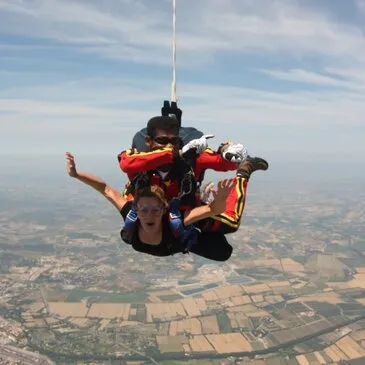 Saut en parachute proche Aérodrome de Tournus-Cuisery, à 1h de Bourg-en-Bresse Saut en parachute proche Aérodrome de Tournus-Cuisery, à 1h de Bourg-en-Bresse