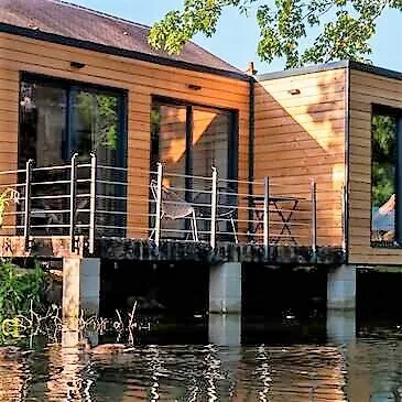 Nuit en Cabane sur l'Eau près de Fontainebleau Nuit en Cabane sur l'Eau près de Fontainebleau