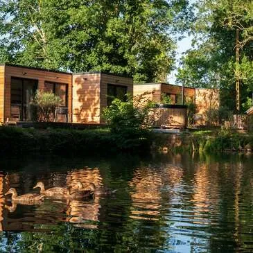 Cabane sur l'eau avec Spa Privatif près de Fontainebleau Cabane sur l'eau avec Spa Privatif près de Fontainebleau