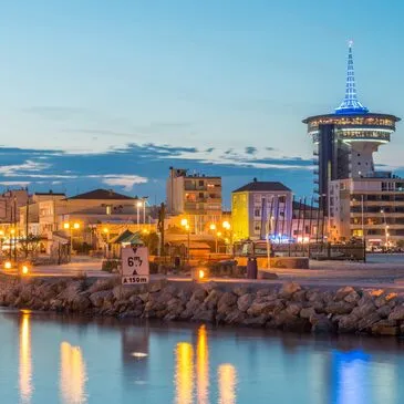 Balade en Bateau au Coucher du Soleil près de Montpellier en région Languedoc-Roussillon Balade en Bateau au Coucher du Soleil près de Montpellier en région Languedoc-Roussillon