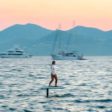 Initiation au Surf Electrique à Foil - Golfe de Saint-Tropez en région PACA et Corse