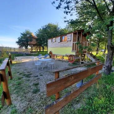 Nuit en Roulotte avec Spa près de Valence Nuit en Roulotte avec Spa près de Valence