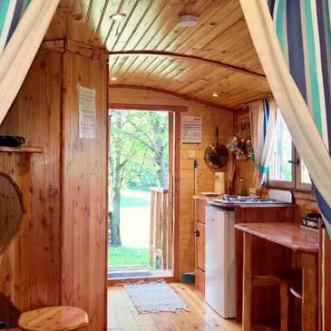 Nuit en Roulotte avec Spa près de Valence en région Rhône-Alpes Nuit en Roulotte avec Spa près de Valence en région Rhône-Alpes