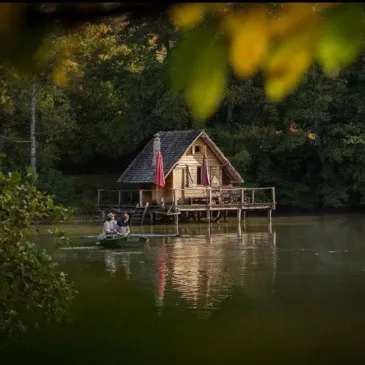 Nuit en Cabane sur L'Eau dans le Morvan Nuit en Cabane sur L'Eau dans le Morvan
