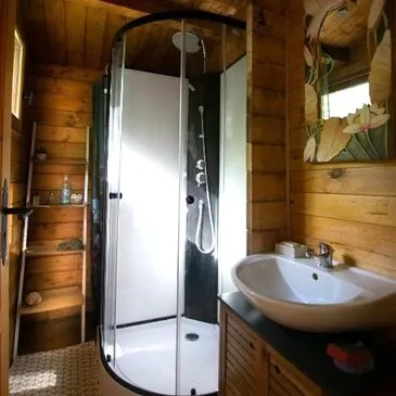 Nuit en Cabane sur L'eau près de Tarbes en région Midi-Pyrénées Nuit en Cabane sur L'eau près de Tarbes en région Midi-Pyrénées