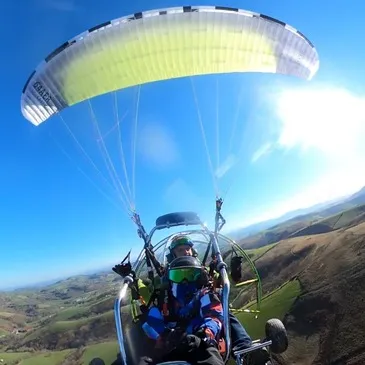 Saint-Martin-d'Arberoue, Pyrénées atlantiques (64) - Baptême de l'air paramoteur Saint-Martin-d'Arberoue, Pyrénées atlantiques (64) - Baptême de l'air paramoteur