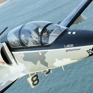 Vol en Avion de chasse près de La Rochelle en région Poitou-Charentes Vol en Avion de chasse près de La Rochelle en région Poitou-Charentes