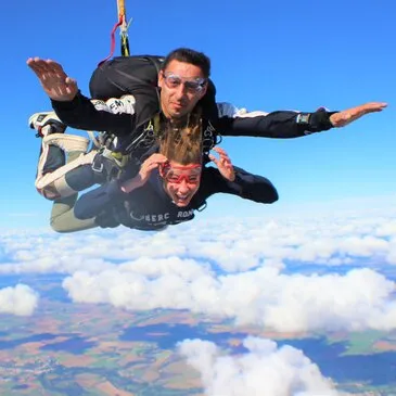 Saut en parachute proche Aérodrome de Niort - Marais Poitevin, à 1h de La Rochelle Saut en parachute proche Aérodrome de Niort - Marais Poitevin, à 1h de La Rochelle