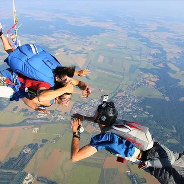 Saut en Parachute Tandem près de La Rochelle en région Poitou-Charentes Saut en Parachute Tandem près de La Rochelle en région Poitou-Charentes