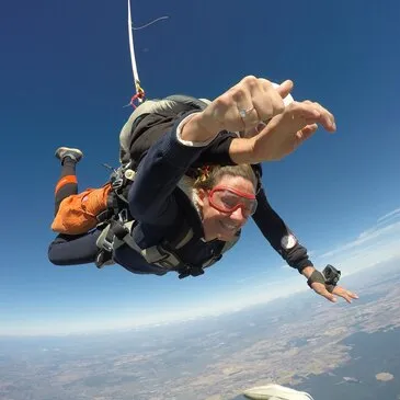Saut en parachute proche Aérodrome de Chalon-Champforgeuil, à 50 min de Dijon Saut en parachute proche Aérodrome de Chalon-Champforgeuil, à 50 min de Dijon