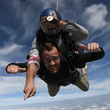 Saut en parachute proche Aérodrome de Lasclaveries Saut en parachute proche Aérodrome de Lasclaveries