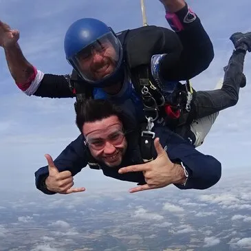 Saut en Parachute en Tandem à Pau en région Aquitaine Saut en Parachute en Tandem à Pau en région Aquitaine