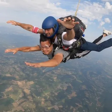 Saut en parachute proche Aérodrome de Lasclaveries, à 50 min de Tarbes