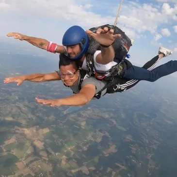 Saut en parachute proche Aérodrome de Lasclaveries, à 1h30 de Biarritz