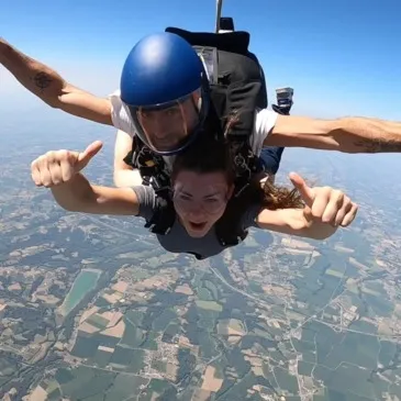 Saut en Parachute en Tandem près de Biarritz en région Aquitaine Saut en Parachute en Tandem près de Biarritz en région Aquitaine