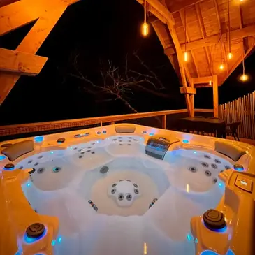 Cabane dans les Arbres avec Jacuzzi Privatif près de Montauban Cabane dans les Arbres avec Jacuzzi Privatif près de Montauban