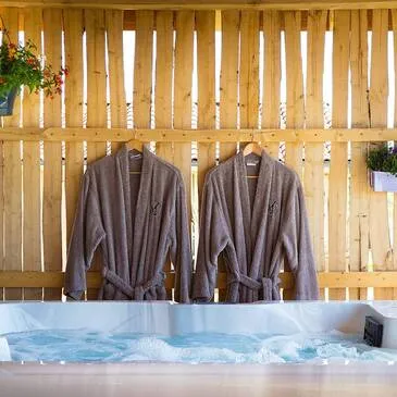 Nuit en Cabane avec Spa Privatif à Monbazillac Nuit en Cabane avec Spa Privatif à Monbazillac