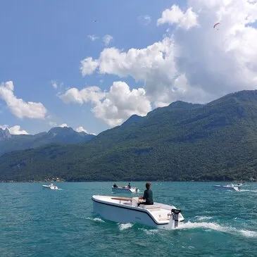 Location de Bateau sans Permis sur le Lac d'Annecy en région Rhône-Alpes Location de Bateau sans Permis sur le Lac d'Annecy en région Rhône-Alpes