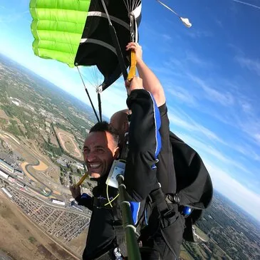 Saut en Parachute Tandem près d'Alençon en région Normandie Saut en Parachute Tandem près d'Alençon en région Normandie