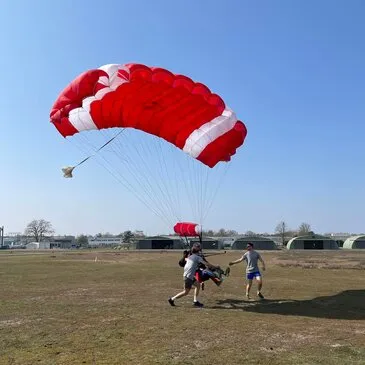 Saut en Parachute Tandem près de Dreux Saut en Parachute Tandem près de Dreux