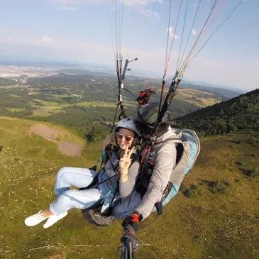 Baptême en Parapente près de Clermont-Ferrand - Chaîne des Puys Baptême en Parapente près de Clermont-Ferrand - Chaîne des Puys